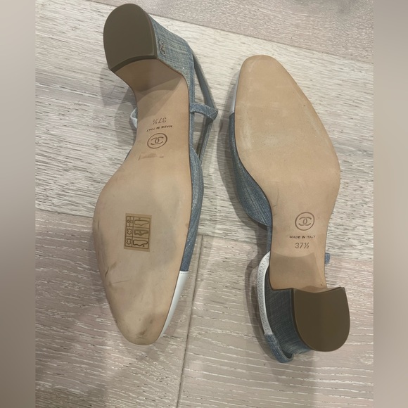 Spectacular Chanel denim and white block heel closed toe sandals. - Picture 2 of 5